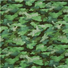 Tissu en coton vert avec un motif camouflage th�me du camping Tissu par Michael Miller