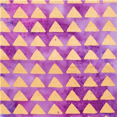 Tela de algod�n p�rpura deste�ido estilo sarong batik con tri�ngulos dorados Tela de Michael Miller