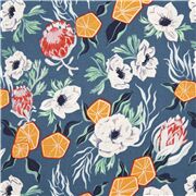 Tela floral azul de algod&oacute;n con naranjas flores blancas y rojas