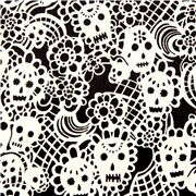 Tissu noir coton avec des napperons t&ecirc;tes de mort en sucre blanc coupon