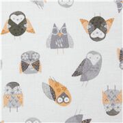 Tela gris claro de algod&oacute;n con aves nocturas b&uacute;hos