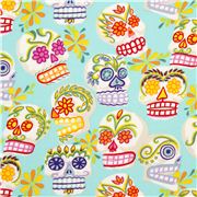 Tela turquesa de Alexander Henry con calaveras decoradas