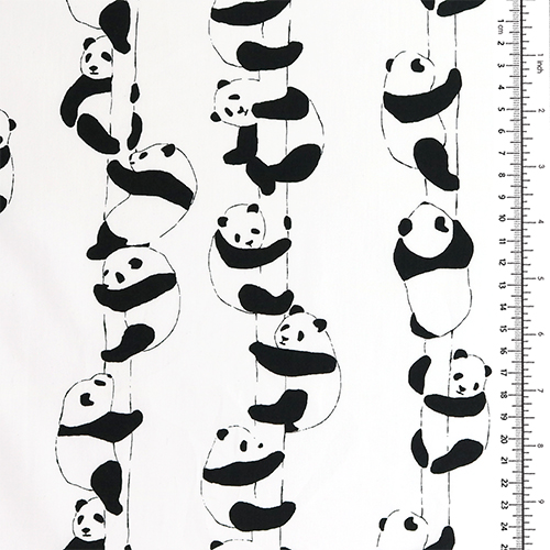 Oso Panda Monocromo Trepando a los Árboles 1