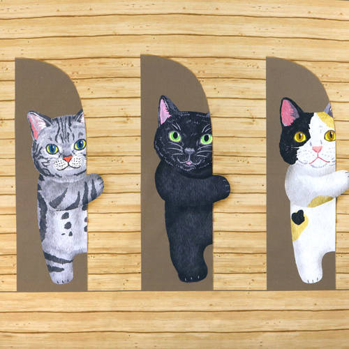 Katzen Die Durch Die T&uuml;r Mit Braunem Panel Sp&auml;hen