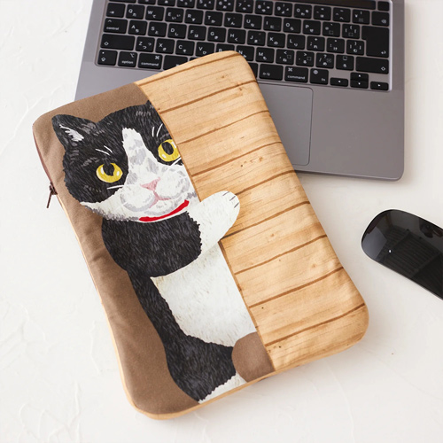 Katzen Die Durch Die T�r Mit Braunem Panel Sp�hen 2