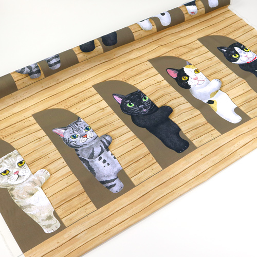 Katzen Die Durch Die T�r Mit Braunem Panel Sp�hen 3