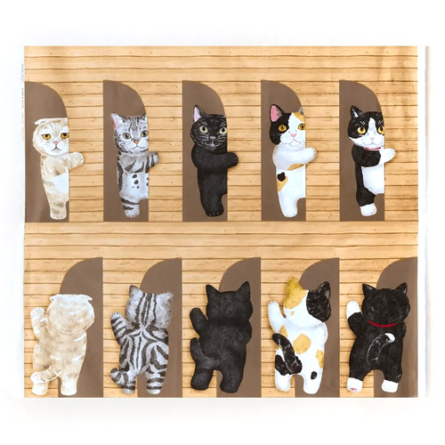 Katzen Die Durch Die T�r Mit Braunem Panel Sp�hen 4