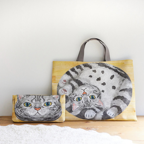 Gatti Maru Accovacciati Su Pannello In Legno 2