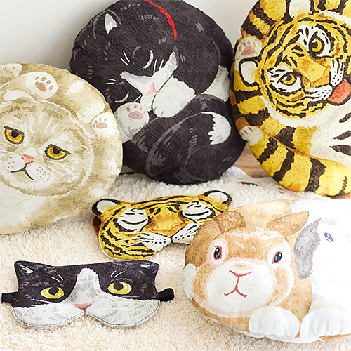 Maru Animals Curled Up Panel 2