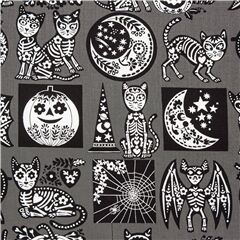 Tissu gris crnes lunes chats citrouilles squelettes noirs blancs pochoirs Tissu par Alexander Henry