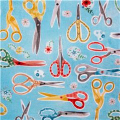 Tissu en coton bleu clair avec des ciseaux multicolores Tissu par Michael Miller