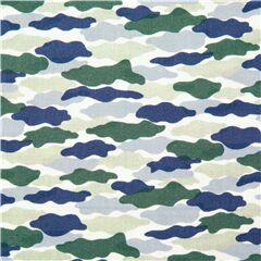 Tissu en coton avec un motif camouflage bleu vert thme camping Tissu par Michael Miller