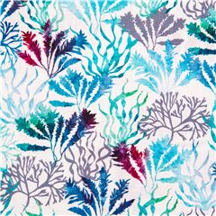 Tissu blanc en coton avec des feuilles bleues nature algues Tissu par Michael Miller