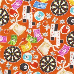 Rote Baumwolle mit Gegenstnden zum Thema Spieleabend wie Jacks Darts Kreuzwortrtsel Stoff von Dear Stella