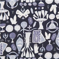 Toil and Trouble dunkelgrauer Tarot-Stoff mit mystischen Kristallen aus Baumwolle Stoff von Dear Stella