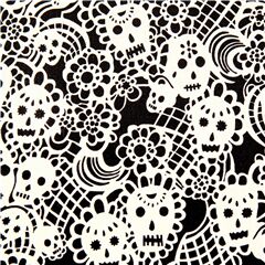 Tissu noir coton avec des napperons ttes de mort en sucre blanc Tissu par Alexander Henry