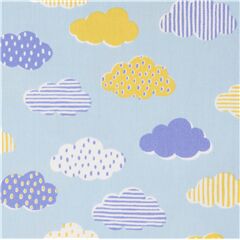 Toile japonaise en coton bleue avec des nuages roses et bleus gouttes de pluie Tissu par Japanese Indie
