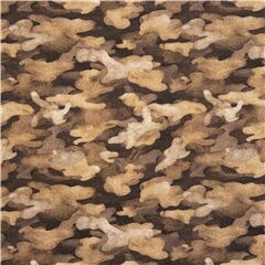 Tissu en coton marron avec un motif camouflage thme du camping Tissu par Michael Miller