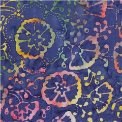 dunkelblau-lila Ranken und Blumen Batikstoff Stoff von Timeless Treasures