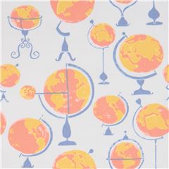 Tissu gris clair avec des mappemondes Tissu par Dear Stella