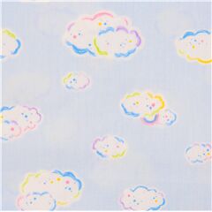 Tissu en popeline de coton bleu clair nuages toils avec des contours colors Tissu par Cosmo