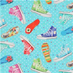 Trkisfarbener Stoff mit bunten Turnschuhen und Flip-Flops Stoff von Stof France