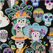 tela negra con calaveras de azúcar de colores