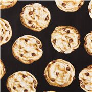 Tela negra de comida con galletas chocolate beis marrón