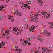 Tissu rose avec des fleurs et des oiseaux bleus et jaunes