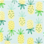 tela de fruta tropical con piñas amarillas en algodón azul claro