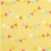 Tissu en popeline de coton jaune avec des fanions multicolores de fête