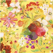 Tissu jaune avec des fleurs peintes et des motifs de fruits
