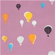 Tissu en coton violet avec des montgolfières