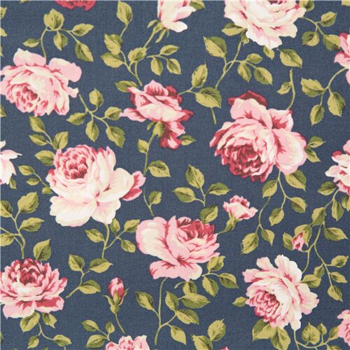 Toile à chemise en coton bleu avec des roses roses luxuriantes et des feuilles Tissu