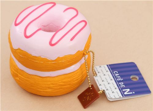 Cafe de N Squishy kawaii en forme de beignet-croissant avec un glaçage rose 3