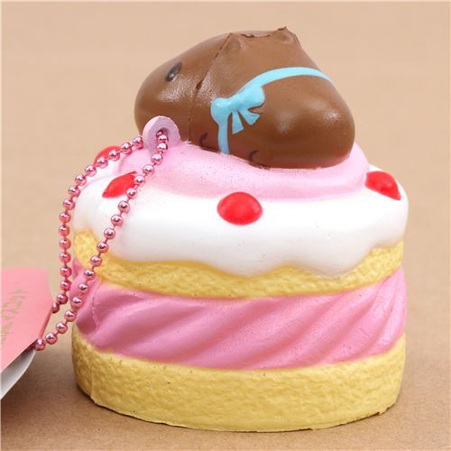Squishy  kawaii avec Kapibarasan en forme de gteau jaune et rose 3