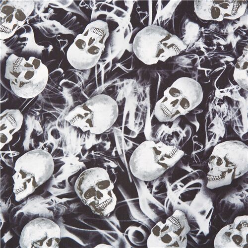 Tela monocromática de Timeless Treasures con calaveras y humo Tela