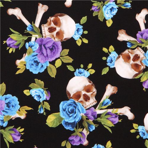 Tela negra calavera grande tibias flor azul violeta de Michael Miller  Tela