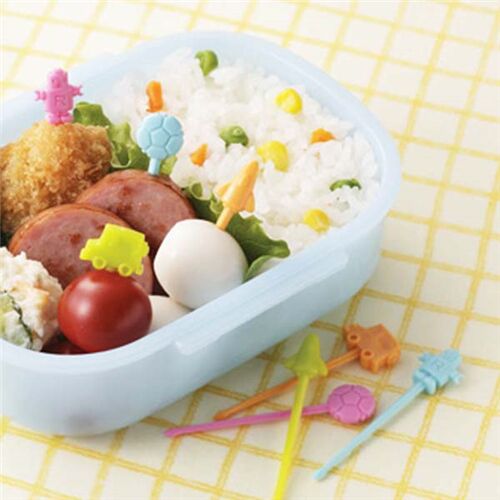 Pinchos de colores con adorno de juguete para comida bento fiambrera 2