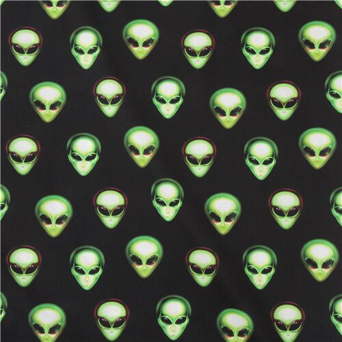 Chutes de tissu de (50 x 112 cm) - Tissu en coton noir Robert Kaufman avec des t�tes dextra-terrest 2