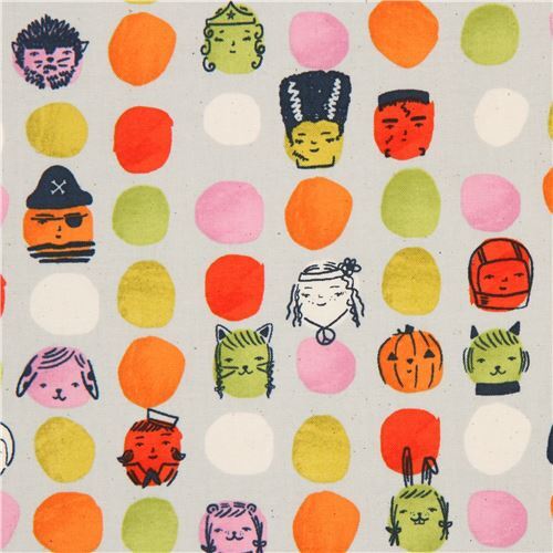 Grauer Stoff mit Halloween-Masken und bunten Punkten von Cotton + Steel Stoff