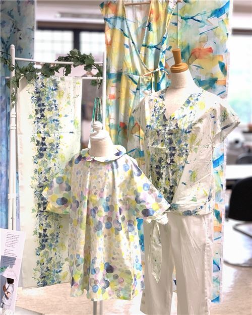 Stoffrest (50 x 106 cm) - Wei�er Batist mit Pinselstrichen im Aquarellstil von Kokka 5