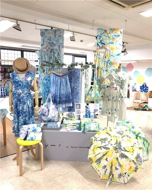 Stoffrest (50 x 106 cm) - Wei�er Batist mit Pinselstrichen im Aquarellstil von Kokka 6