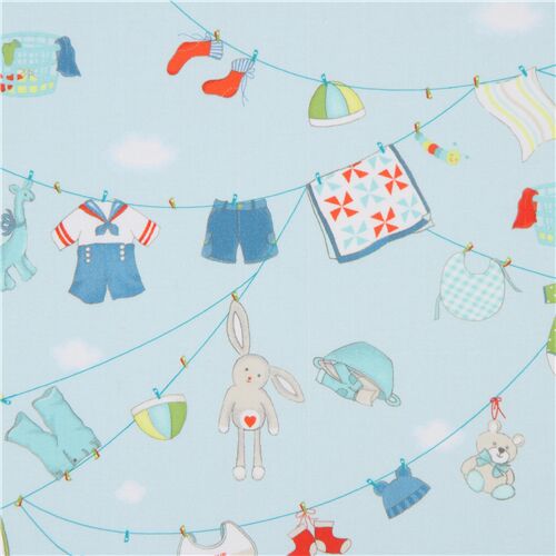 Hellblauer Stoff mit Babykleidung auf Wäscheleinen von Michael Miller Stoff