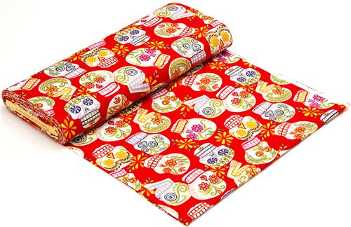 Tela roja de Alexander Henry con calaveras decoradas 3