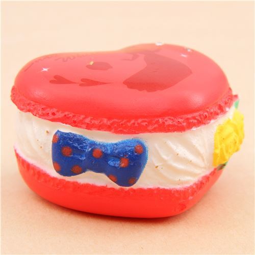 Squishy macaron rojo Blancanieves que recupera lentamente la forma 3