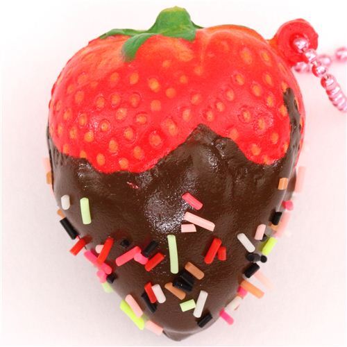 Cafe de N fraise rouge avec un coulis au chocolat & des pépites décoratives