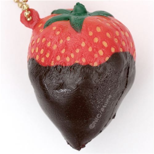 Adorable squishy  en forme de fraise rouge avec un coulis de chocolat