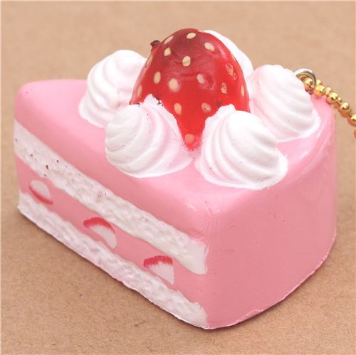 Cafe de N   en forme de part de gteau rose  la crme avec une fraise